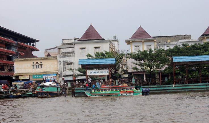 Denyut kehidupan di sekitar Sungai Musi