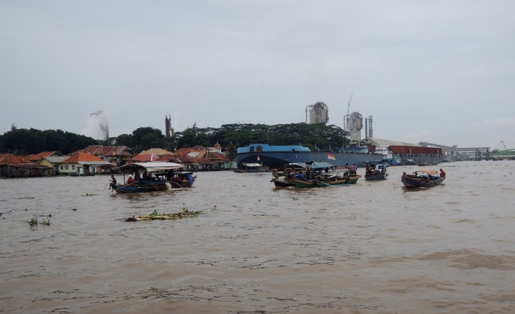 Kapal-kapal kecil dengan para penyelam amatir yang memburu harta karun. Mereka menyelam tanpa perlengkapan memadai lho, hanya dengan peralatan seadanya gitu; kompresor dan selang panjang.