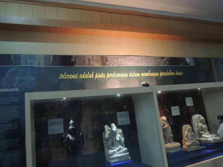 Salah satu slogan yangterpampang di Museum Sriwijaya yang bikin hati adem.