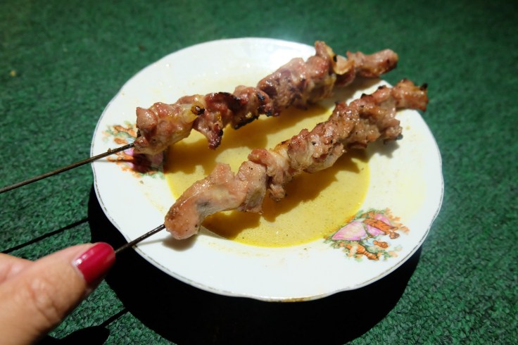 Sate Klatak yang lezat dengan kuah gulai gurih. Enaaak!