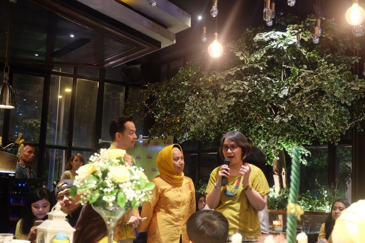 Ibu Rini sebagai pembicara, gathering-nya dipandu MC femes Dave Hendrik dong! ;)