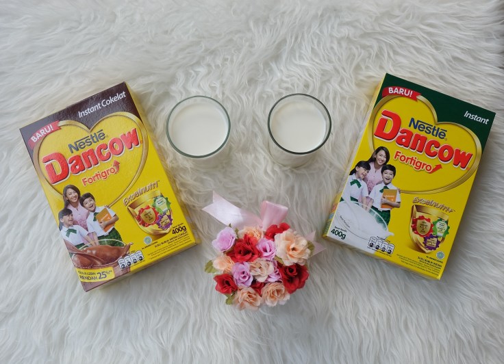 Pas pulang, dibekali 2 kotak susu Dancow dong. Aku dan kau suka Dancow! ;)