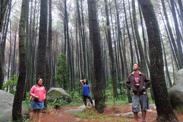 Eh, eh, eh.. Ternyata nyimpen poto dengan pose agak waras ala-ala grup band. Hahaha