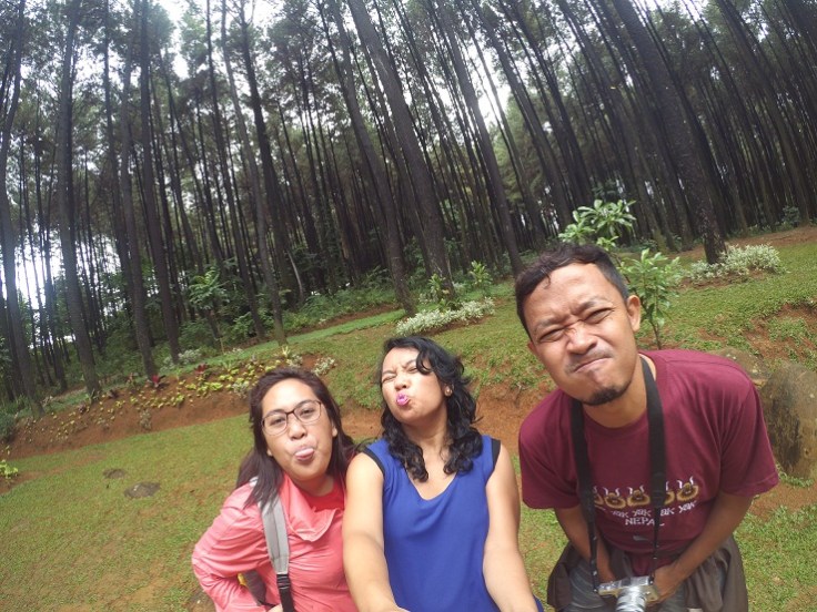 Pacar? Apa itu pacar? Kami nggak butuh pacar, kami butuh dilamar! Biar pas lebaran nggak dapat pertanyaan itu lagi :P eh