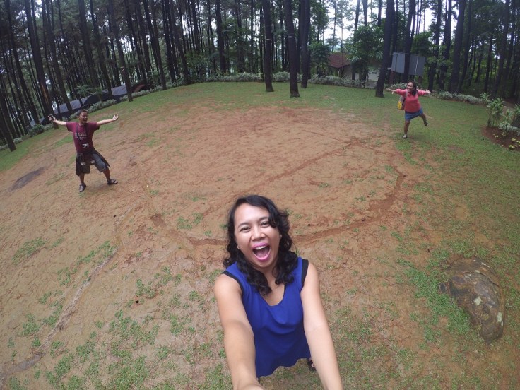 Mereka ngapain sih? Macam cinta tak sampai aja dua orang di belakang sana :P