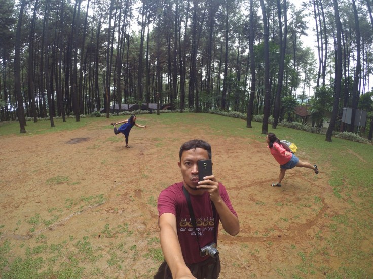 Masa kecil kurang bahagia, 2 orang main-main jadi pesawat, 1 orang narsis berat :P Hahaha