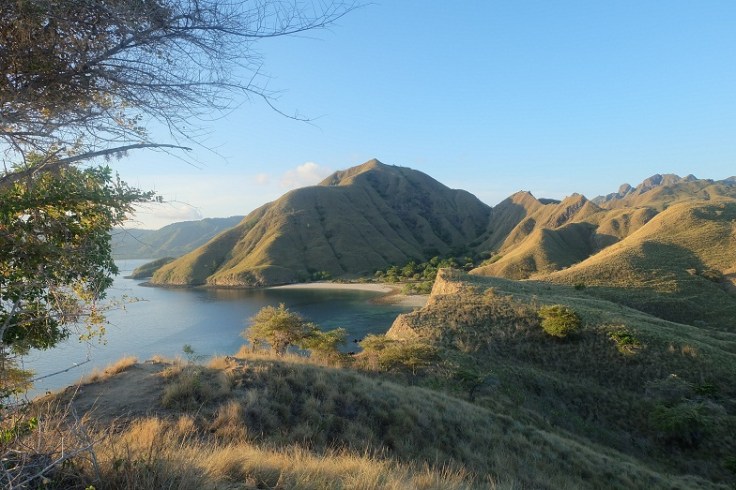 Memandang hamparan bukit ini, yang terasa adalah kedamaian yang merasuk ke dalam. Namaste.