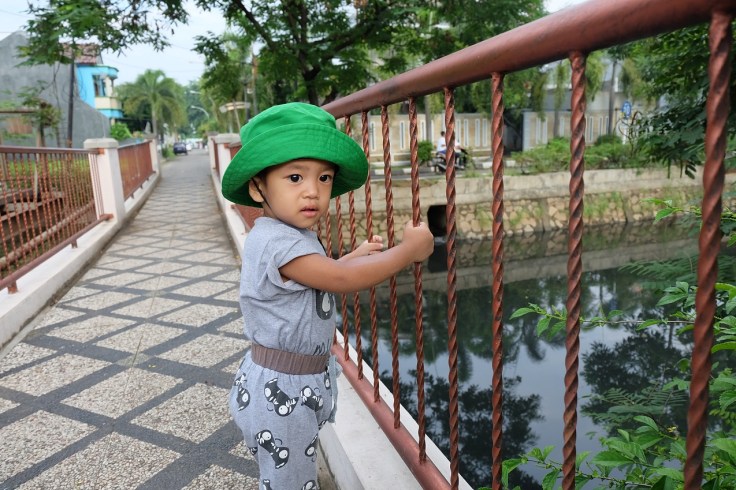 B yang hobi pake topi ijo karena mau jadi Taro Rangers yang tangguh juga katanya ;)