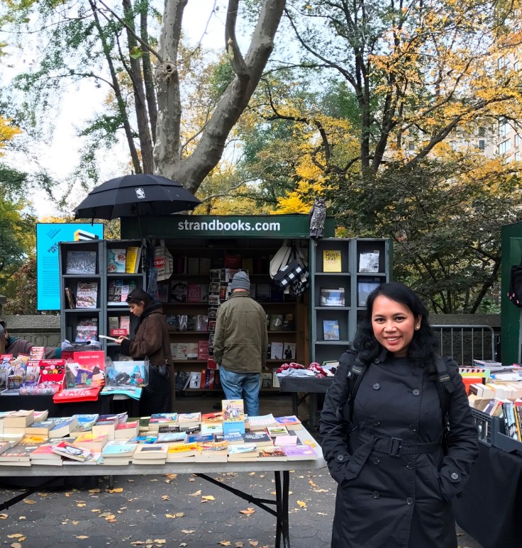 Nggak nyangka nemu penjual buku di depan Central Park.
