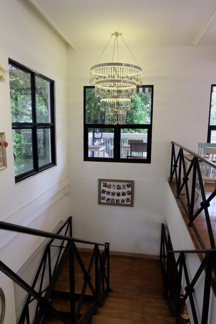 Suka sama lampu gantungnya, dari sendok dan garpu! Unik ya?