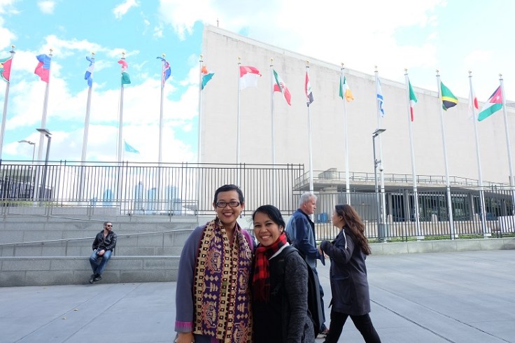 Saking serunya di Times Square, saya sampe nggak punya foto bareng Mbak Indah di sini. Pajang foto pas di depan gedung UN aja yaaaa ^_^